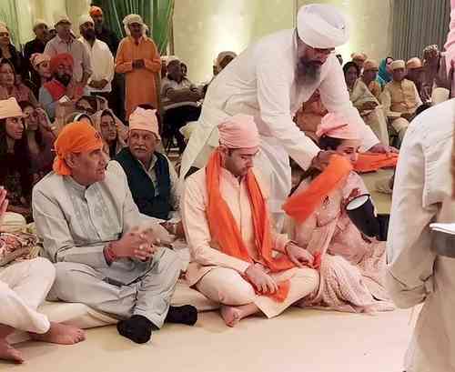 Parineeti, Raghav's picture seeking blessings in Gurudwara goes viral