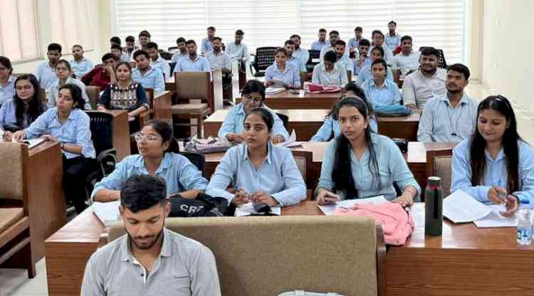 कार्यशाला के दूसरे दिन विद्यार्थियों को समय प्रबंधन, व्यक्तित्व विकास तथा सॉफ्ट स्किल्स के विभिन्न पहलुओं की जानकारी दी