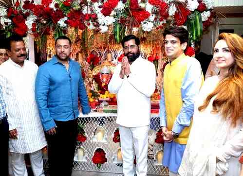 Salman poses for pix with Shinde at his sister's Ganpati Visarjan