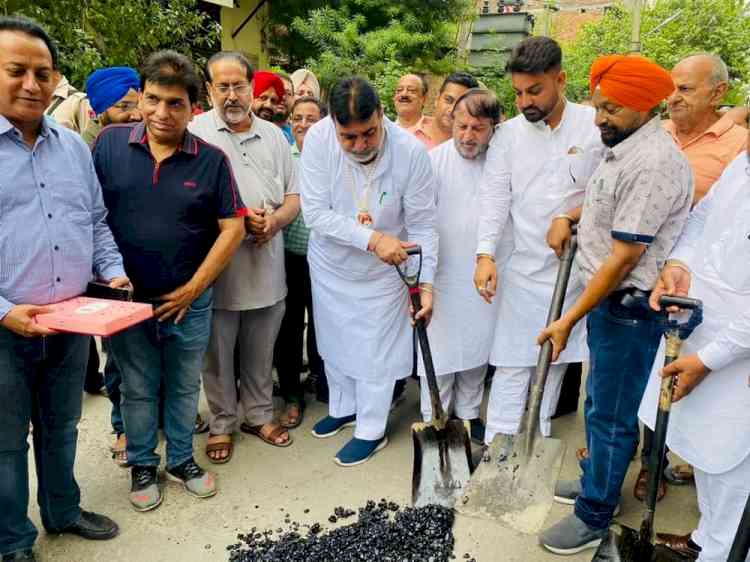 MLA Prashar kick starts road construction projects worth Rs 84 lakhs; inaugurates tubewell on Sikandri road 