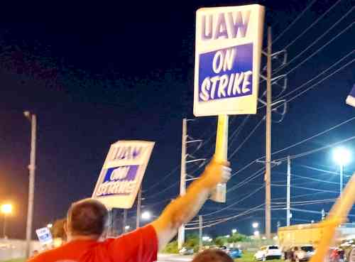 US auto strike spreads to 38 GM, Stellantis NV parts distribution centers