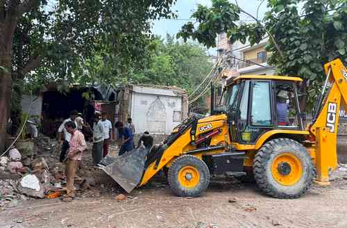 10 cops injured in stone pelting during anti-encroachment drive in Agra