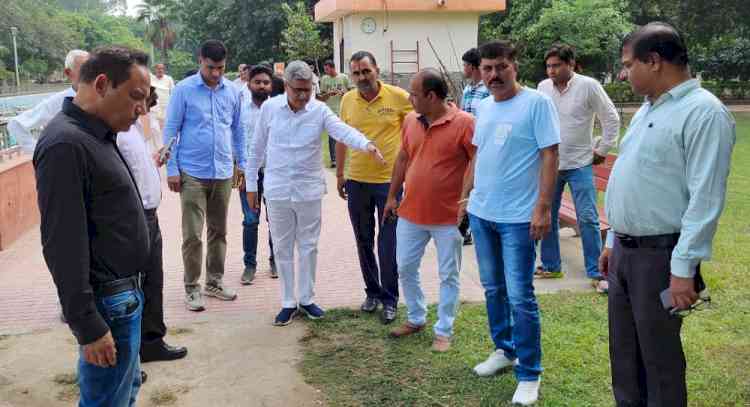 हुडा सिटी पार्क के रख रखाव व सुविधाओं को लेकर अधिकारियों से बैठक की विधायक बतरा ने