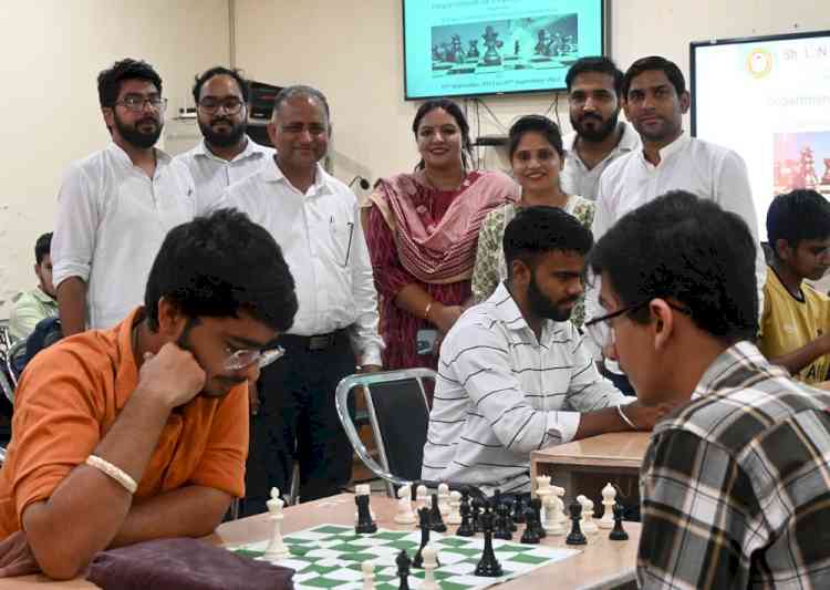 हिंदू कॉलेज में शतरंज प्रतियोगिता आयोजित