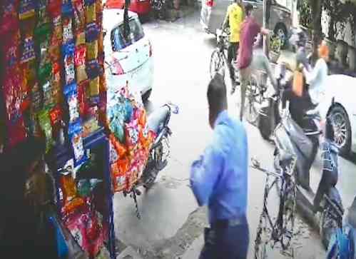 Delhi Police ASI foils snatching bid, video goes viral on social media