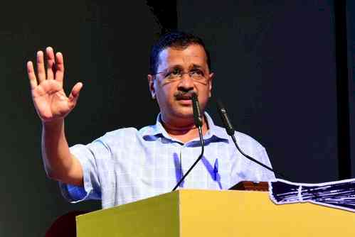 Kejriwal greets 32 students who cleared NDA exam