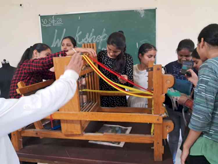 GHSC-10 organised Workshops on Natural Dying and Handloom Weaving during Tex-Style Week 