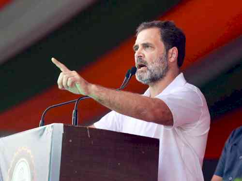 Rahul Gandhi pays obeisance at Golden Temple