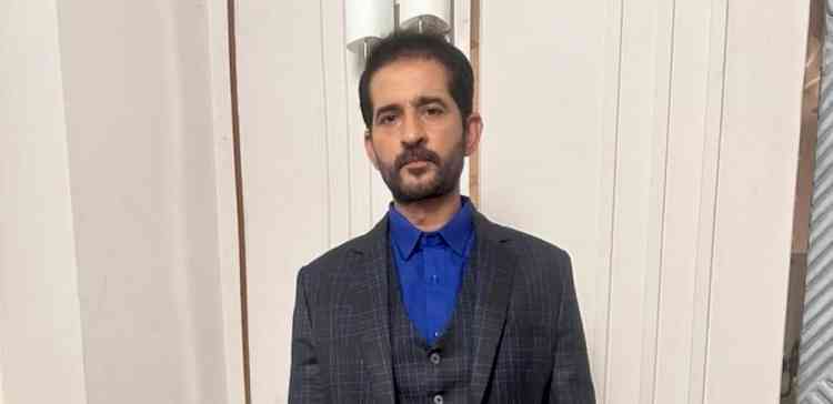 Hiten Tejwani steps into the shoes of Avinash Sharma; a tourist with a past in Kashmir in Sony SAB’s Pashminna