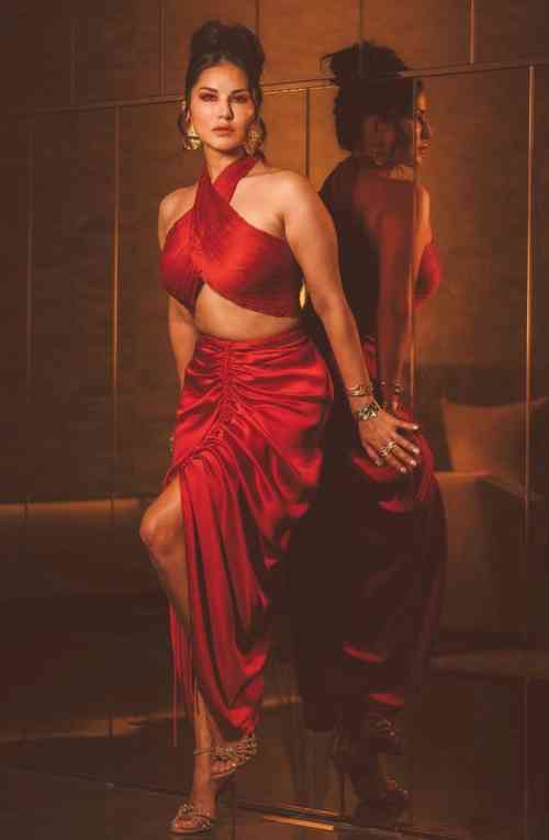 Sunny Leone adds new layer of sensuality with her moves in 'Mera Piya Ghar  Aaya 2.0'