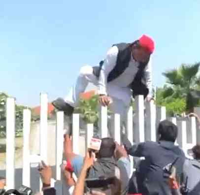 Akhilesh jumps over gate to garland JP’s statue