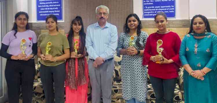 अंतरराष्ट्रीय बालिका दिवस पर गौड़ कॉलेज में छात्राओं को किया सम्मानित