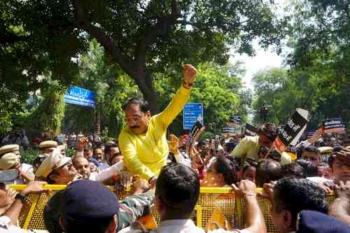 Delhi BJP workers protest outside AAP headquarters, demand resignation of CM Kejriwal