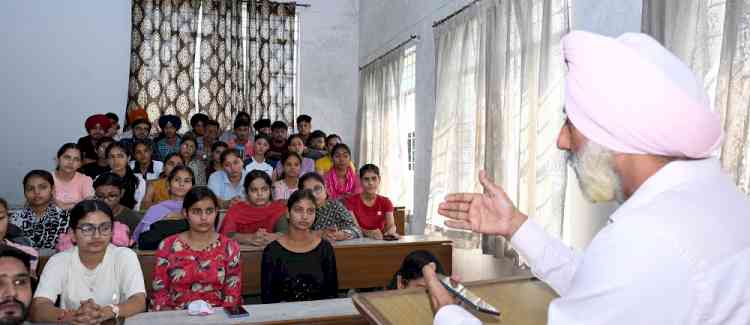 DST sponsored Hands on Training Workshop on Essential Oil Analysis in Lyallpur Khalsa College