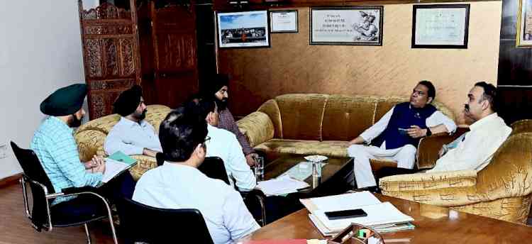 Arora discusses city-related key issues with MC Sandeep Rishi
