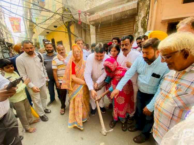 MLA Prashar kick starts work to install two tubewells in Prem Nagar and Bajwa Nagar area