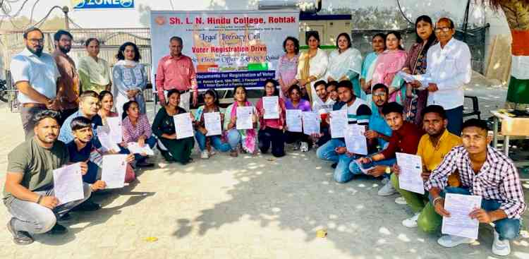 मतदान के प्रति जागरूकता शिविर में हिंदू कॉलेज के विद्यार्थियों ने बनवाए मतदाता कार्ड
