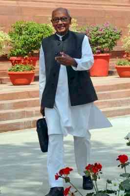 Digvijaya Singh's 'resignation letter' sparks off controversy, Congress lodges complaint