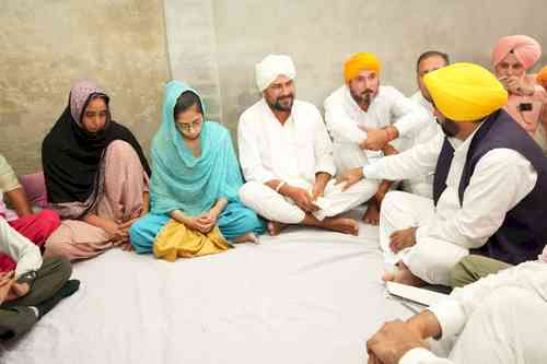 Punjab CM hands over cheque for Rs 1 crore to family of Agniveer