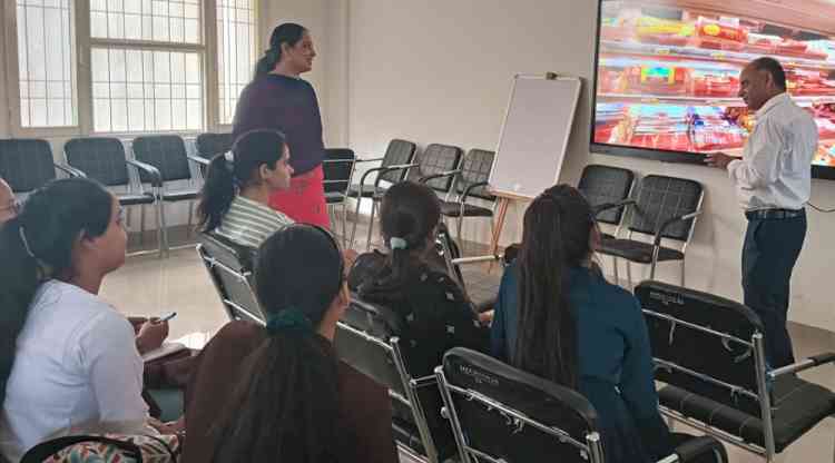 विश्व खाद्य दिवस पर हिन्दू कॉलेज में विद्यार्थियों को डाक्यूमेंट्री दिखाई