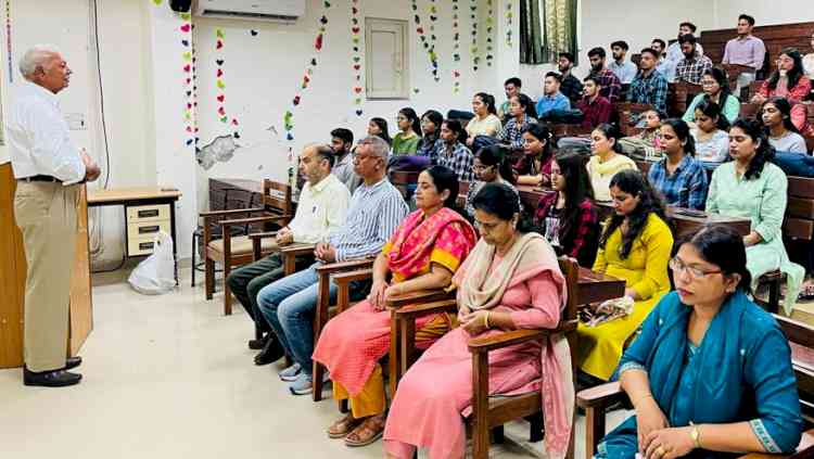 मेडिटेशन द्वारा तनाव प्रबंधन पर जानकारी दी