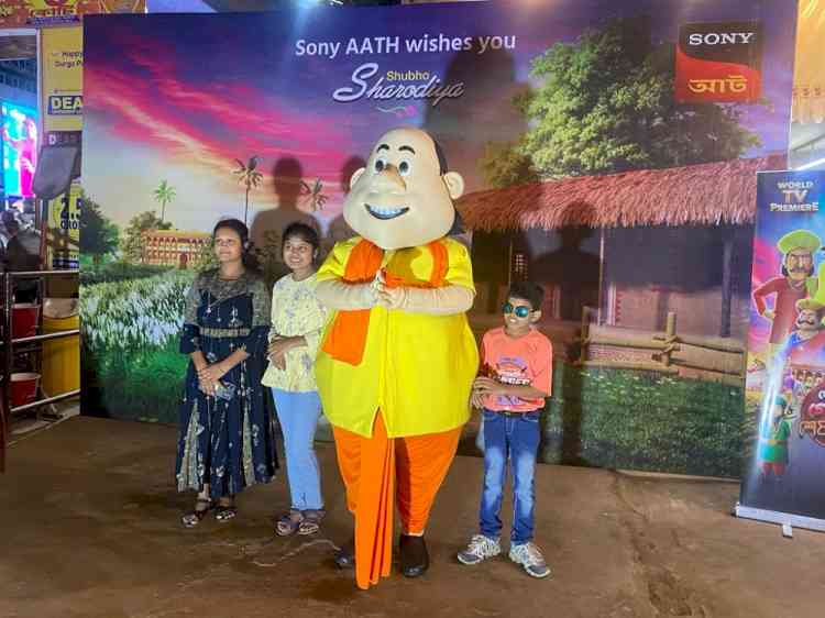 Gopal Bhar spotted at Pujo pandals in Kolkata