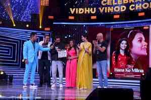 Vidhu Vinod Chopra gives clapboard click prior to Nishtha Sharma's performance on 'Sa Re Ga Ma Pa'