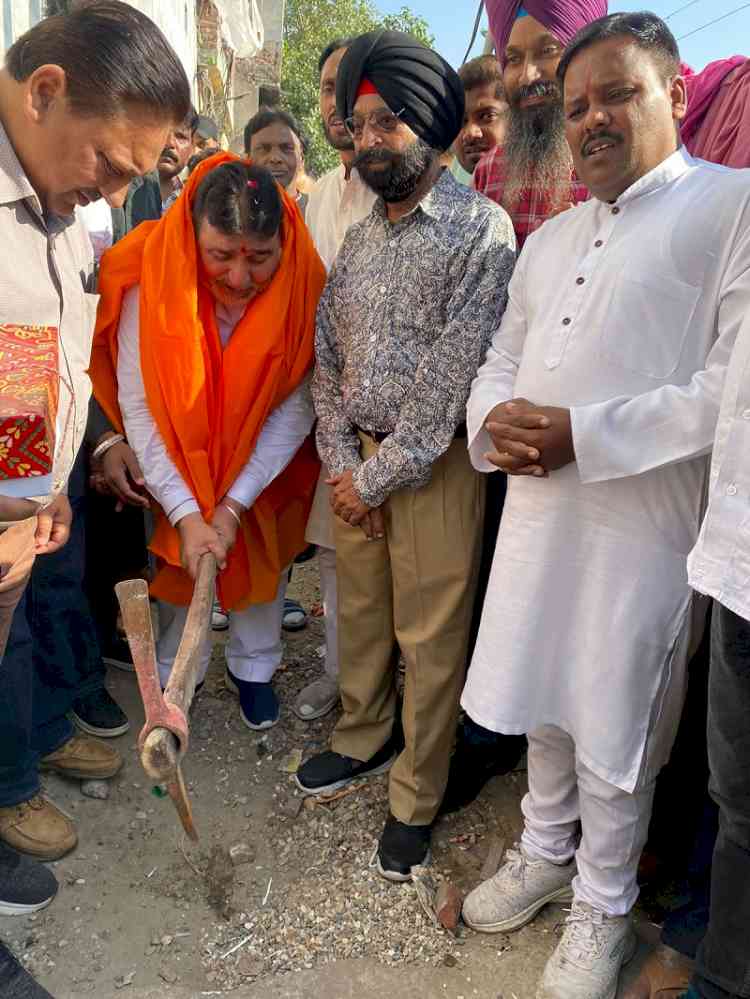 MLA Prashar kick starts road construction works in Indira colony and inaugurates tubewell in Bajda Mohalla