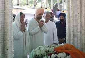 Bishan Singh Bedi's last rights performed at Lodhi Crematorium ground