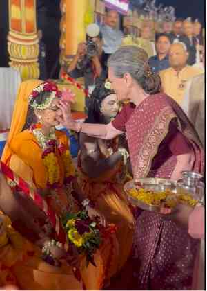 Sonia Gandhi participates in Dussehra celebrations at Red Fort 