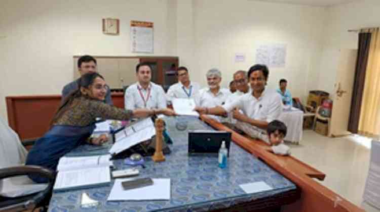 Accompanied by father Digvijaya Singh and 6-yr-old son, Jaivardhan Singh files nomination for MP polls 