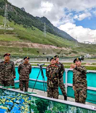 Army commander reviews winter preparedness in south Kashmir
