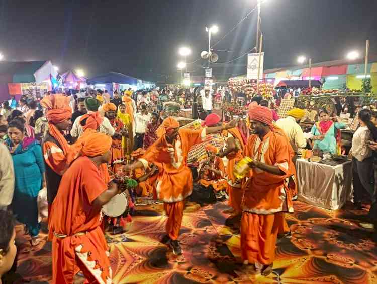 Saras Mela witness heavy rush of visitors as over 10k tickets sell on day one