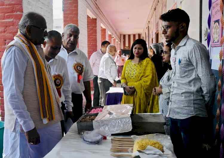 हिंदू कॉलेज में विविध भारतीय व्यंजनों का लुत्फ़ उठाया