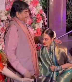 Rekha touches Shatrughan Sinha’s feet, Internet asks ‘aren't they the same age?’