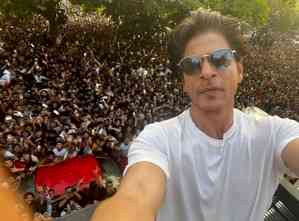SRK to fans: ‘I live in a dream of your love’
