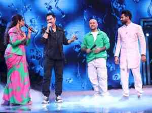 Mithoon croones 'Tum Hi Ho' with Kumar Sanu on 'Indian Idol 14'