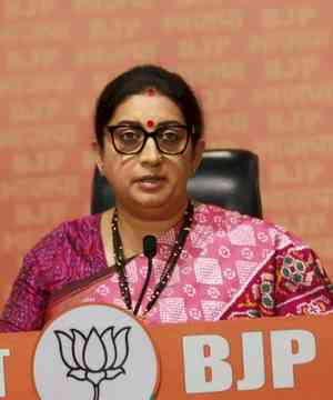 'Hawala' money being used to fund poll campaign in Chhattisgarh, says Smriti Irani; Congress hits back