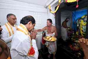 KCR offers prayers at his lucky temple with nomination papers