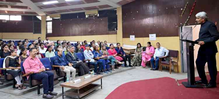 सफलता पाने के लिए अपनी झिझक तोड़ें विद्यार्थीः कुलपति प्रो. राजबीर सिंह