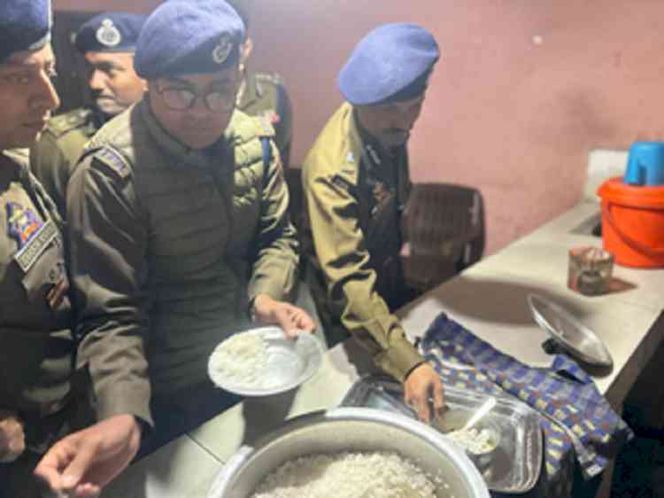 J&K DGP visits Kulgam, shares meal with police personnel