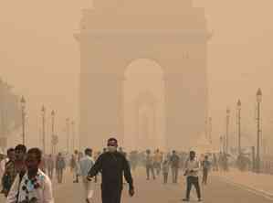 Delhi’s AQI continues to be in 'severe' category, improves slightly at some points