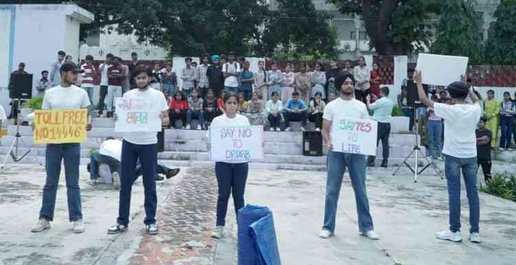 दोआबा कॉलेज में नशे के खिलाफ नुक्कड़ नाटक आयोजित  