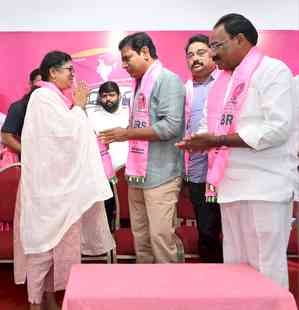 Telangana Cong leader Palwai Sravanthi joins BRS