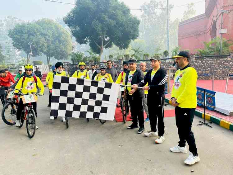 Cyclists leave for Ludhiana to take part in the anti-drug rally carrying the soil of the martyrs from Ferozepur