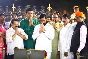Rival Shiv Senas dare and bare fangs at Balasaheb Thackeray memorial
