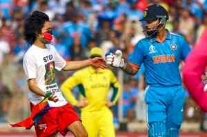 Men's ODI WC: India-Australia final interrupted by pitch invader