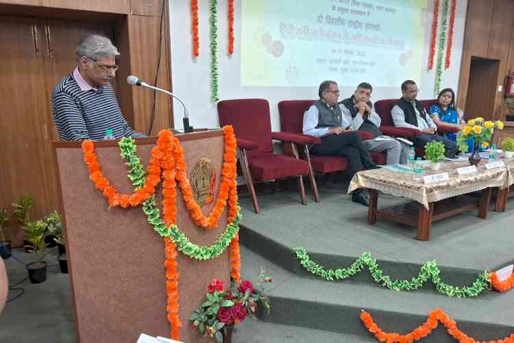 Manoj Dhiman read a research paper on 'Contribution of litterateurs of Punjab to Hindi literature' in the national seminar held at GNDU