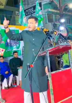 Akbaruddin Owaisi threatens police officer during campaigning