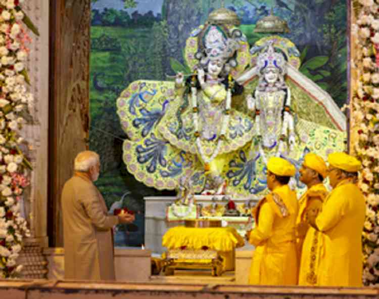 Modi becomes first PM to visit Krishna Janambhoomi temple